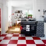 Acentos rojos en un interior blanco.