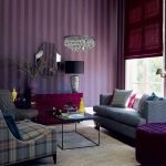 Papel tapiz morado en la sala de estar