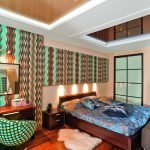 Papel pintado brillante al estilo de los años 60 en el diseño de la habitación