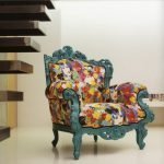 Sillón de colores inusuales.