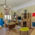 Muebles al estilo de los años 60 en el interior del salón.