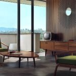 Habitación de estilo vintage con ventana grande.