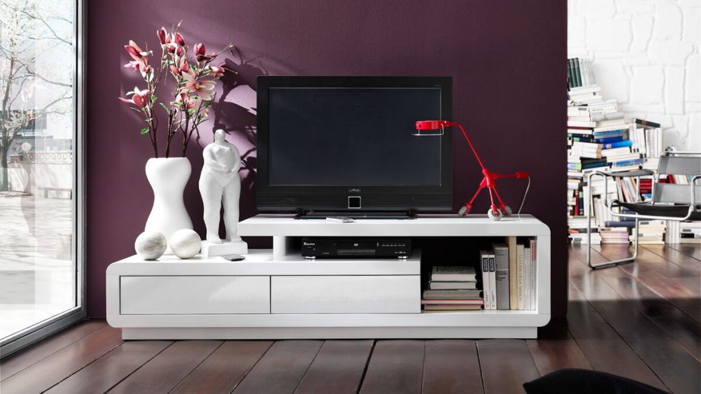 TV stojí v interiéru