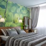 Dormitorio con murales verdes