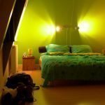 La combinación de verde y amarillo en el interior del dormitorio.