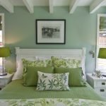 Elementos de decoración para un dormitorio verde.