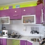 Cocina lila con decoración verde