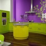 Elegante diseño de cocina verde y morado