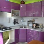 Cocina de esquina verde y morado