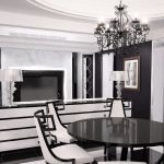 Interior en blanco y negro.