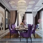 Sillas lilas alrededor de la mesa