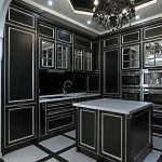 Muebles negros en la cocina.