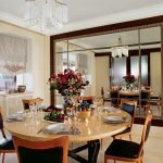 Espejo grande en el comedor