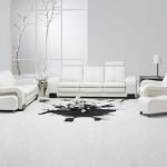 Habitación blanca y suave en el pasillo con pisos brillantes.