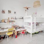 Color blanco en el diseño de la habitación para el niño.