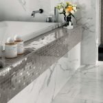 Baño con pisos de mármol blanco.