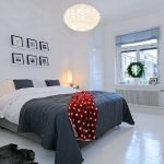 Ropa de cama en blanco y negro en el interior del dormitorio