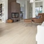 Muebles marrones en el diseño de la sala de estar.