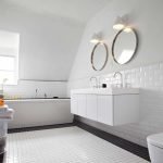 Baño blanco con ventana