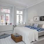 Dormitorio con dos ventanas.