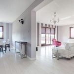 Salón y cocina en colores vivos.