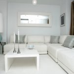 Sofá esquinero blanco en el interior del salón