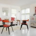 La combinación de blanco, rojo y negro en el diseño.