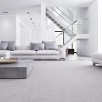 Muebles tapizados en blanco en la sala de estar