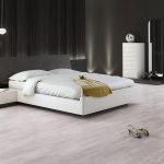 Dormitorio en blanco y negro.