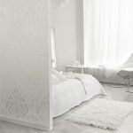 Color blanco en el corazón del diseño del apartamento.