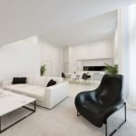 Sillón negro en una habitación luminosa.