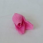 Sujetar los pétalos en un brote.