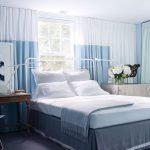 Cama junto a la ventana