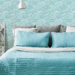 Lámpara de pie sobre la cama
