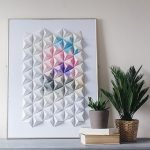 Maceta de flores en libros