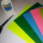 Papel, tijeras y pegamento.