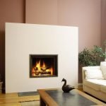Chimenea en una pared blanca