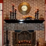 Reloj sobre la chimenea