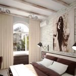 Azulejo blanco cerca de la cama