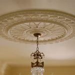 Estuco moldeado alrededor del candelabro