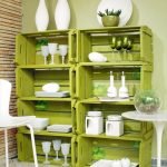Mesa blanca y silla en la cocina