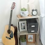 Guitarra por la mesita de noche