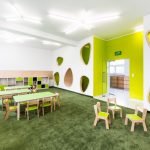 Alfombra verde en el piso