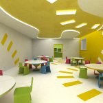 La combinación de colores amarillo y blanco en el interior.