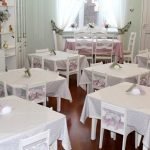Manteles blancos sobre las mesas