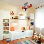 Estantes sobre la cama
