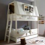 Casa de juegos sobre la cama