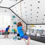 Gran sala de juegos para dos niños.