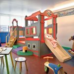 Muebles con tobogán para sala de juegos para niños.