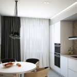 Cortinas oscuras en la ventana